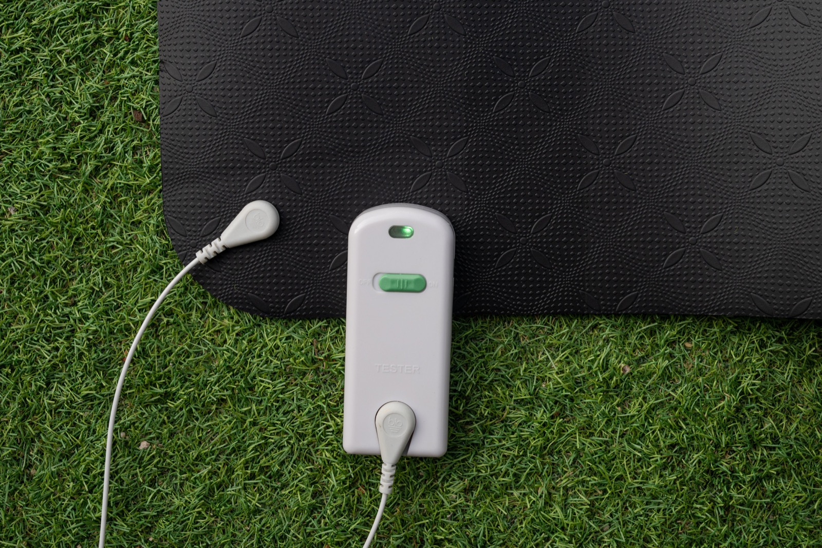 Im Lieferumfang enthaltene Kabel und Prüfgeräte der Vitality Erdungsmatte