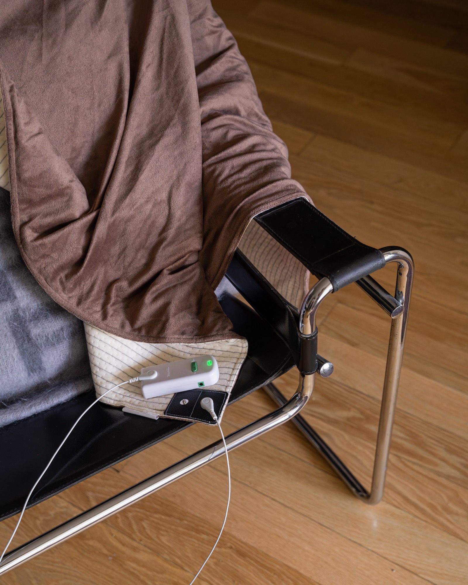 Im Lieferumfang enthaltene Kabel und Adapter der Vitality Erdungsdecke