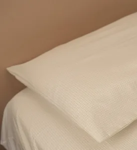 Sábana earthing Vitality extendida sobre cama individual